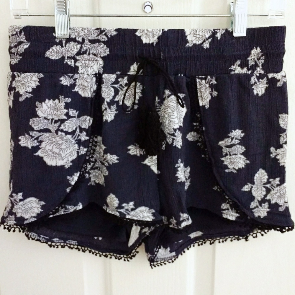 🎉HP! Floral print soft shorts w/ pom pom trim